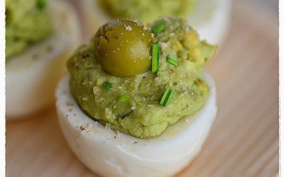 Receta de abril: Huevos rellenos con aguacate y encurtidos