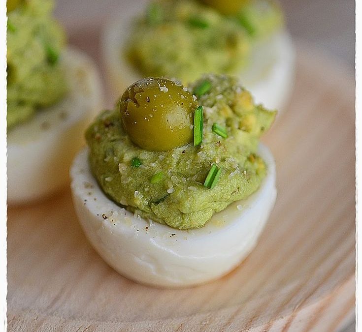 Receta de abril: Huevos rellenos con aguacate y encurtidos